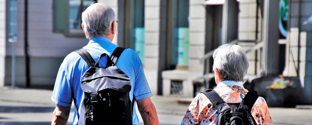 abuelos con mochila para viajar