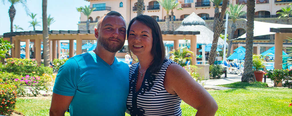 Pareja feliz en los cabos en las areas verdes