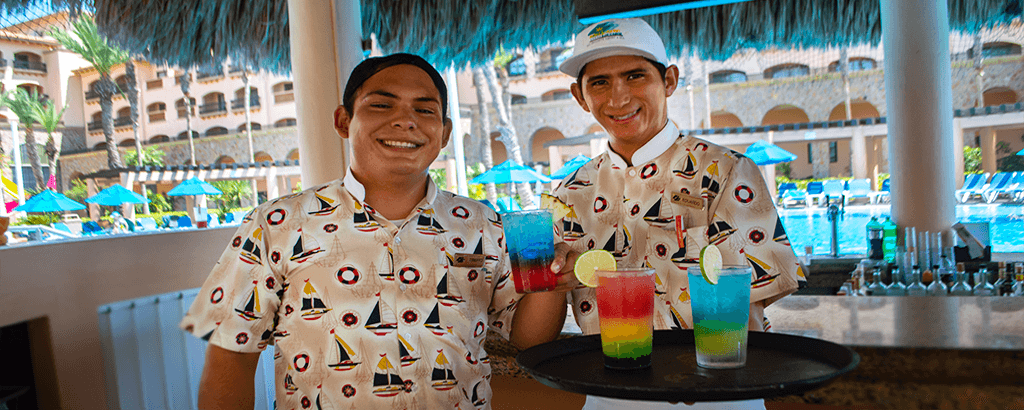 Meseros del Swim Up Bar en Royal Solaris Los Cabos