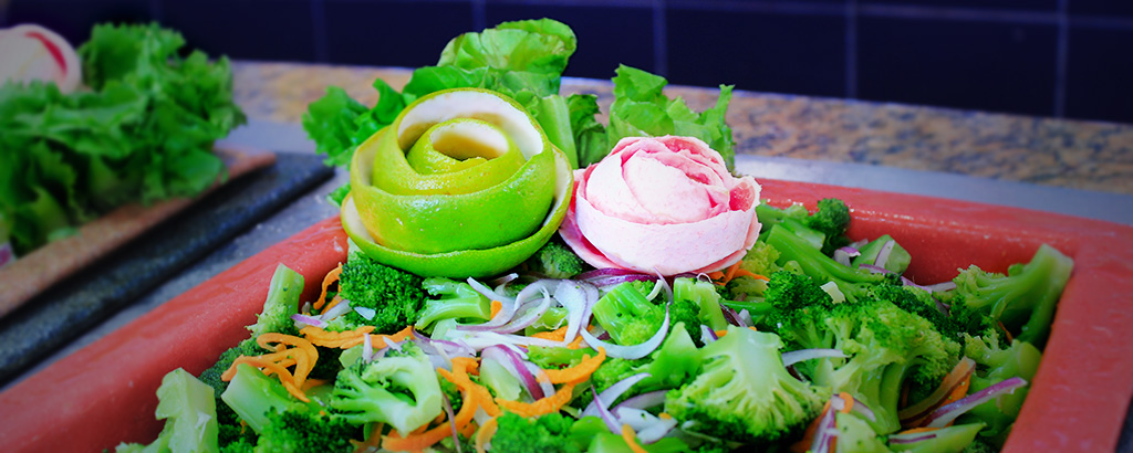 green salad with lettuce onion and broccoli