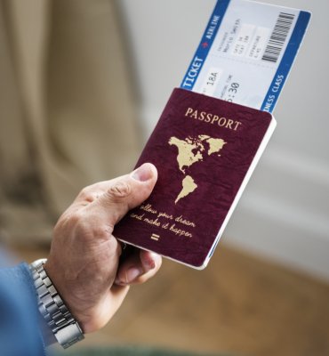 hombre con pasaporte listo y boleto de avión listo para viajar a Cancun